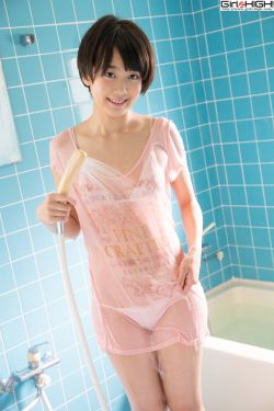 女仆跪着用乳伺候主人